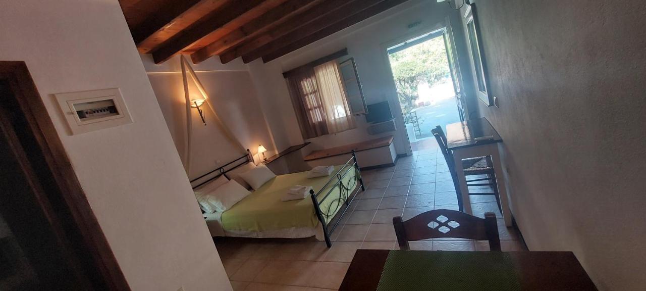 Ο Μπαξεσ Apartment Livadi  ภายนอก รูปภาพ